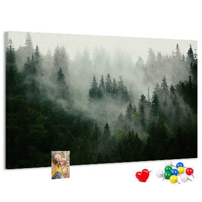 Tablero de anuncios diseño de bosque brumoso con atmósfera misteriosa