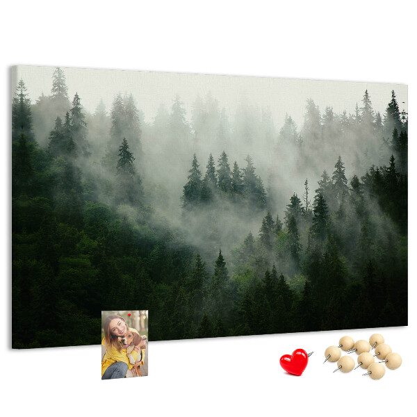 Tablero de anuncios diseño de bosque brumoso con atmósfera misteriosa