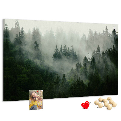 Tablero de anuncios diseño de bosque brumoso con atmósfera misteriosa