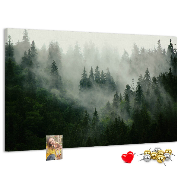 Tablero de anuncios diseño de bosque brumoso con atmósfera misteriosa