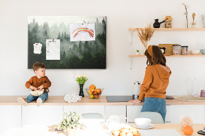 Tablero de anuncios diseño de bosque brumoso con atmósfera misteriosa