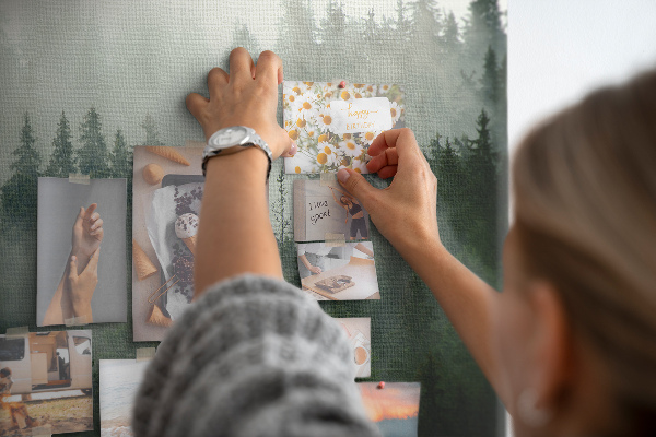 Tablero de anuncios diseño de bosque brumoso con atmósfera misteriosa