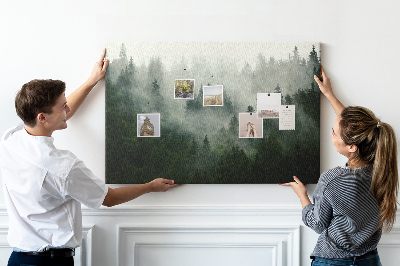 Tablero de anuncios diseño de bosque brumoso con atmósfera misteriosa
