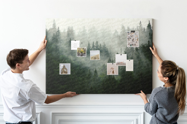 Tablero de anuncios diseño de bosque brumoso con atmósfera misteriosa
