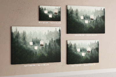 Tablero de anuncios diseño de bosque brumoso con atmósfera misteriosa