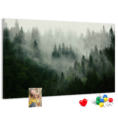 Tablero de anuncios diseño de bosque brumoso con atmósfera misteriosa
