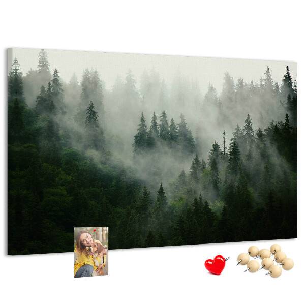 Tablero de anuncios diseño de bosque brumoso con atmósfera misteriosa