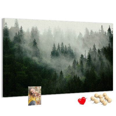 Tablero de anuncios diseño de bosque brumoso con atmósfera misteriosa