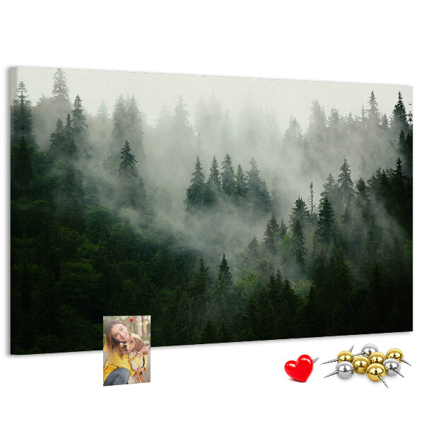 Tablero de anuncios diseño de bosque brumoso con atmósfera misteriosa
