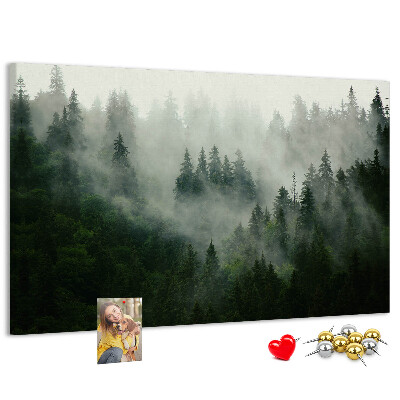 Tablero de anuncios diseño de bosque brumoso con atmósfera misteriosa