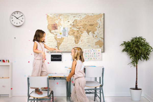 Tablero de anuncios Mapa del mundo antiguo en tonos marrones.