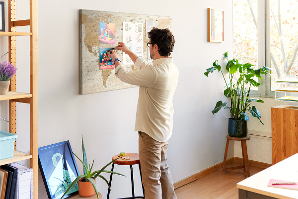Tablero de anuncios Mapa del mundo antiguo en tonos marrones.