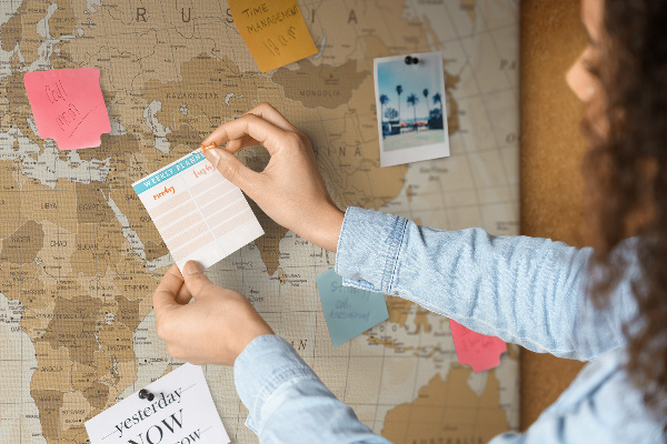Tablero de anuncios Mapa del mundo antiguo en tonos marrones.