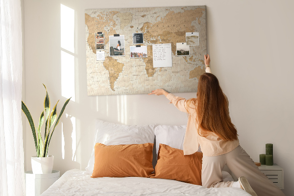 Tablero de anuncios Mapa del mundo antiguo en tonos marrones.