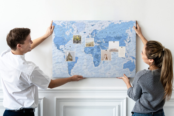 Pizarra de corcho Mapa del mundo en tonos azules.