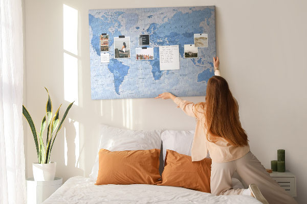 Pizarra de corcho Mapa del mundo en tonos azules.