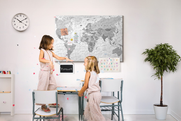 Tablero de anuncios mapa mundial detallado en tonos de gris