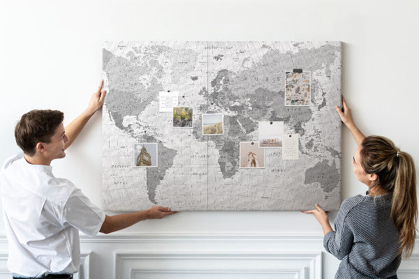 Tablero de anuncios mapa mundial detallado en tonos de gris