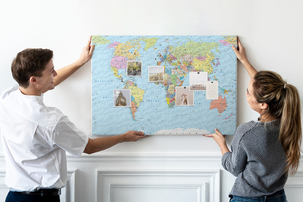 Tablero de corcho decorativo mapa del mundo con continentes coloreados