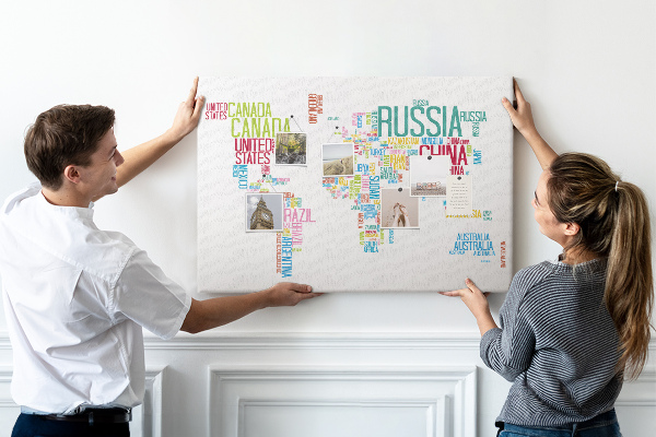 Tablero de anuncios Mapa del mundo con los nombres de los países en colores.