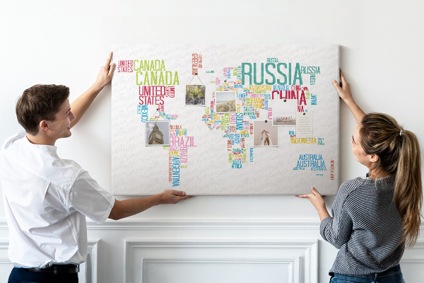 Tablero de anuncios Mapa del mundo con los nombres de los países en colores.