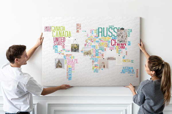 Tablero de anuncios Mapa del mundo con los nombres de los países en colores.
