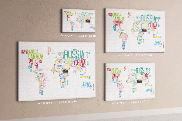 Tablero de anuncios Mapa del mundo con los nombres de los países en colores.