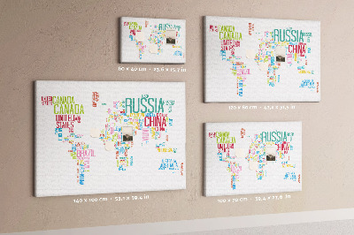 Tablero de anuncios Mapa del mundo con los nombres de los países en colores.