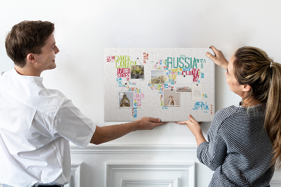 Tablero de anuncios Mapa del mundo con los nombres de los países en colores.