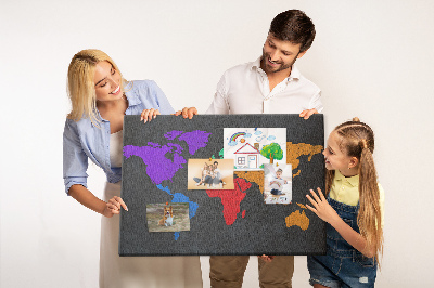 Pizarra de corcho mapa del mundo colorido sobre fondo oscuro