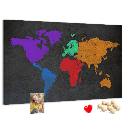 Pizarra de corcho mapa del mundo colorido sobre fondo oscuro