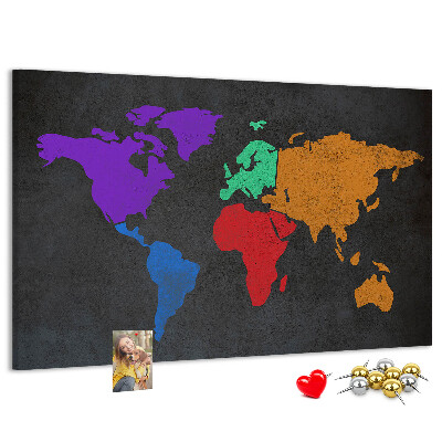 Pizarra de corcho mapa del mundo colorido sobre fondo oscuro