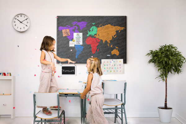 Pizarra de corcho mapa del mundo colorido sobre fondo oscuro