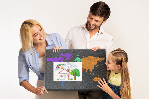 Pizarra de corcho mapa del mundo colorido sobre fondo oscuro