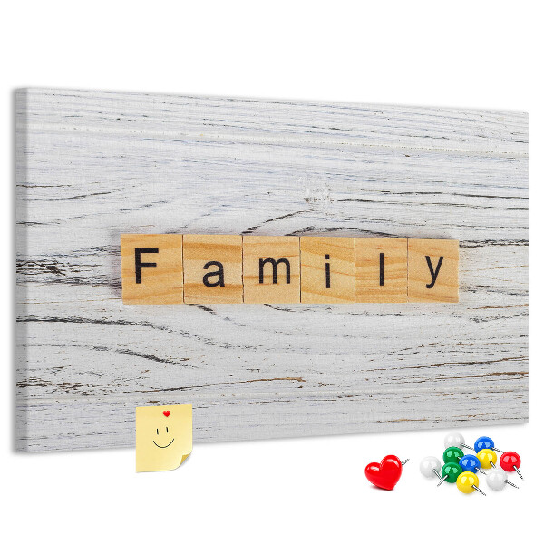 Tablero de corcho decorado con diseño de recuerdos familiares sobre fondo de madera