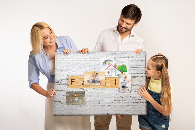 Tablero de corcho decorado con diseño de recuerdos familiares sobre fondo de madera