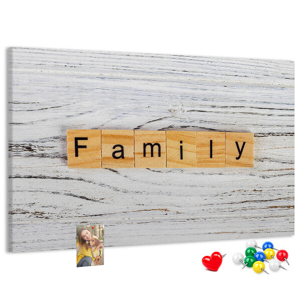 Tablero de corcho decorado con diseño de recuerdos familiares sobre fondo de madera