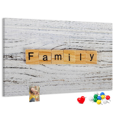 Tablero de corcho decorado con diseño de recuerdos familiares sobre fondo de madera
