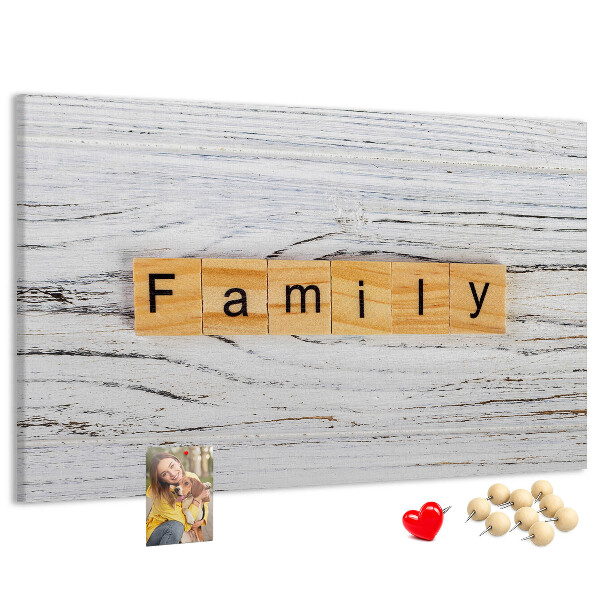 Tablero de corcho decorado con diseño de recuerdos familiares sobre fondo de madera