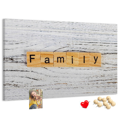 Tablero de corcho decorado con diseño de recuerdos familiares sobre fondo de madera
