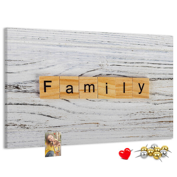 Tablero de corcho decorado con diseño de recuerdos familiares sobre fondo de madera