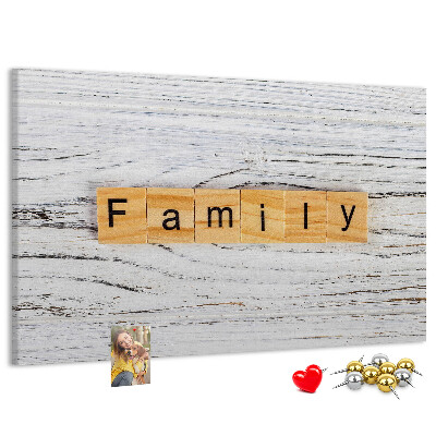 Tablero de corcho decorado con diseño de recuerdos familiares sobre fondo de madera