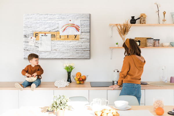 Tablero de corcho decorado con diseño de recuerdos familiares sobre fondo de madera