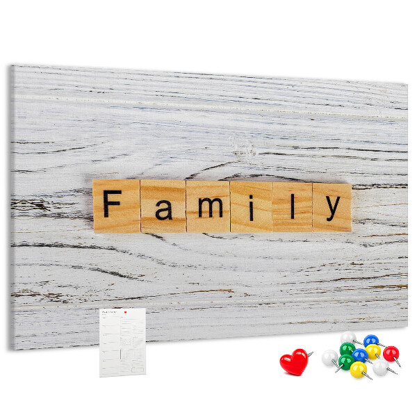 Tablero de corcho decorado con diseño de recuerdos familiares sobre fondo de madera