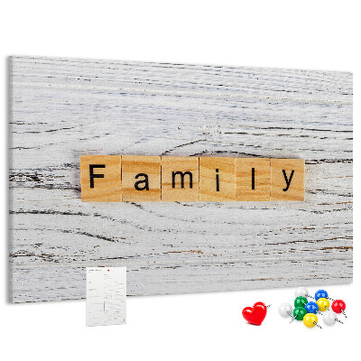 Tablero de corcho decorado con diseño de recuerdos familiares sobre fondo de madera