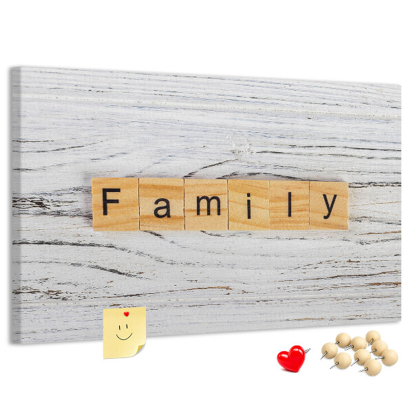 Tablero de corcho decorado con diseño de recuerdos familiares sobre fondo de madera