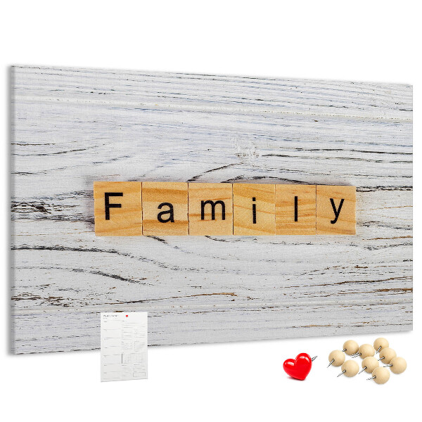 Tablero de corcho decorado con diseño de recuerdos familiares sobre fondo de madera