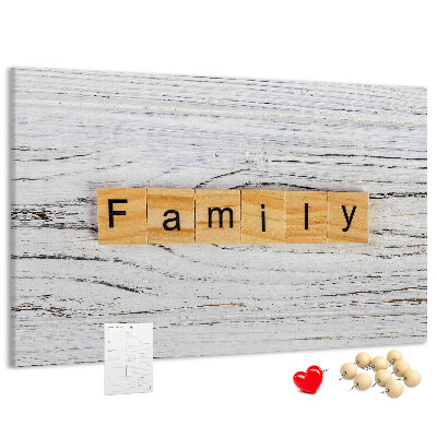 Tablero de corcho decorado con diseño de recuerdos familiares sobre fondo de madera