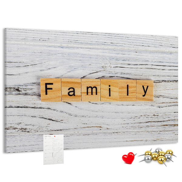 Tablero de corcho decorado con diseño de recuerdos familiares sobre fondo de madera