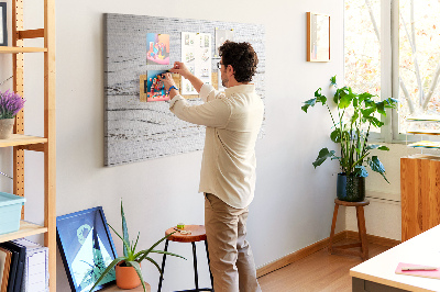 Tablero de corcho decorado con diseño de recuerdos familiares sobre fondo de madera